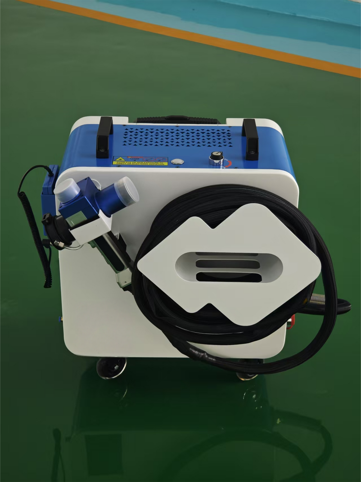SDQY 500W portable laser cleaner with wheels.